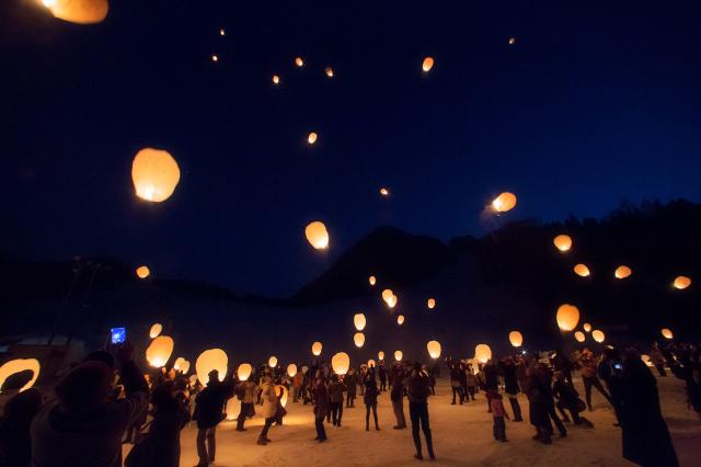 【ランタンイベント参加特典付】今シーズンの打ち上げ開催日は全5回。<br />
空気が澄んだ冬の夜空に願いを書き込んだランタンを飛ばし、幻想的なひと時をお楽しみください！
