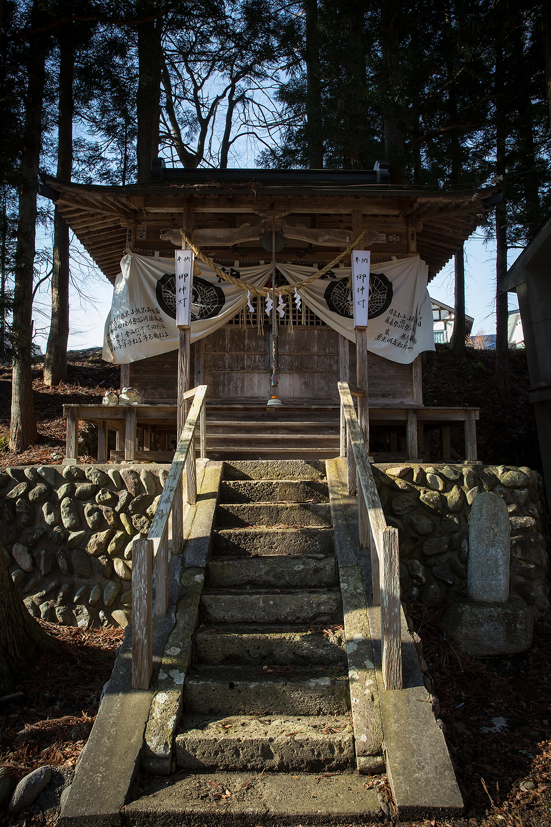 敷地内にある　大沢温泉神社