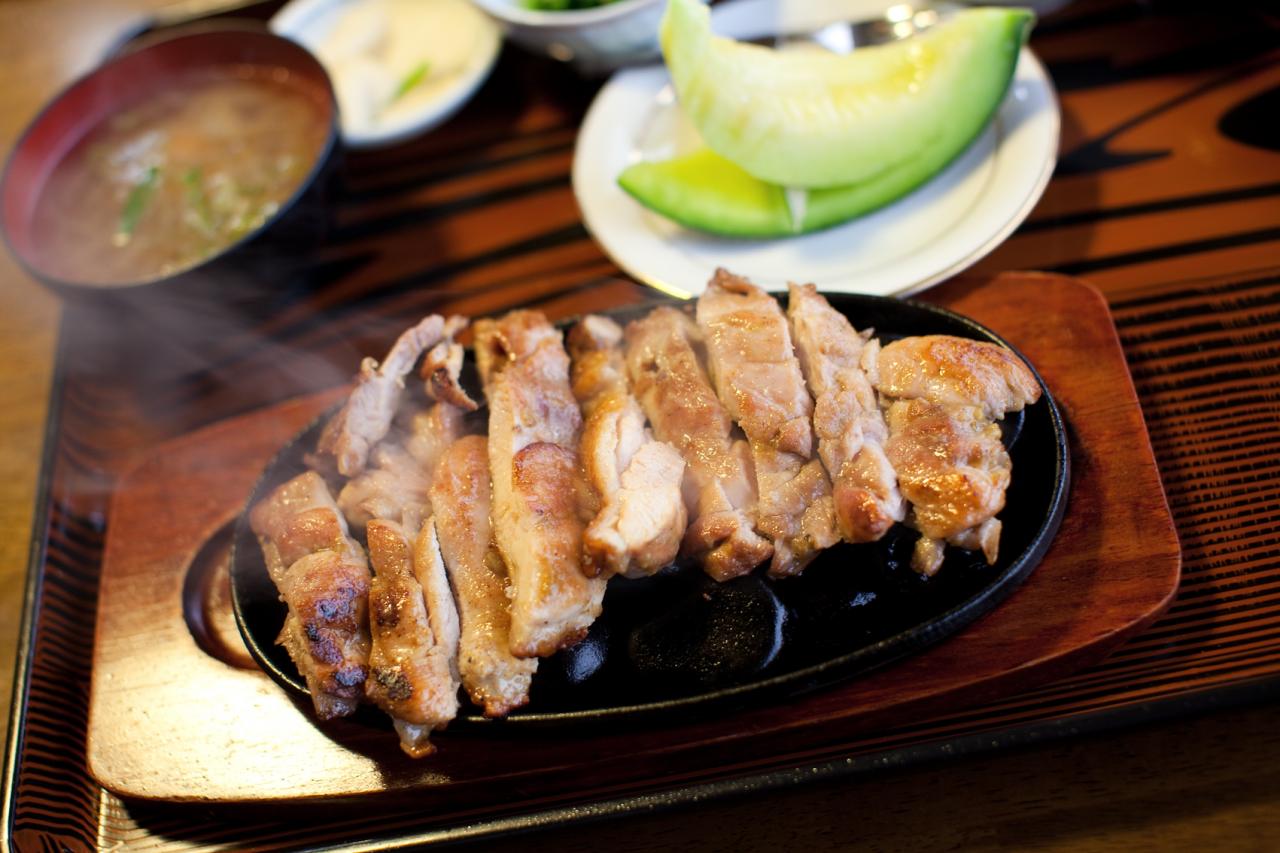 【食事処やはぎ】　いわい鶏の石焼ステーキセット　イメージ