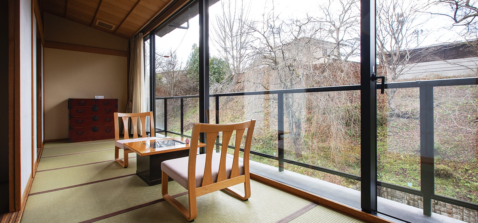 新館・和洋室【駐車場側】